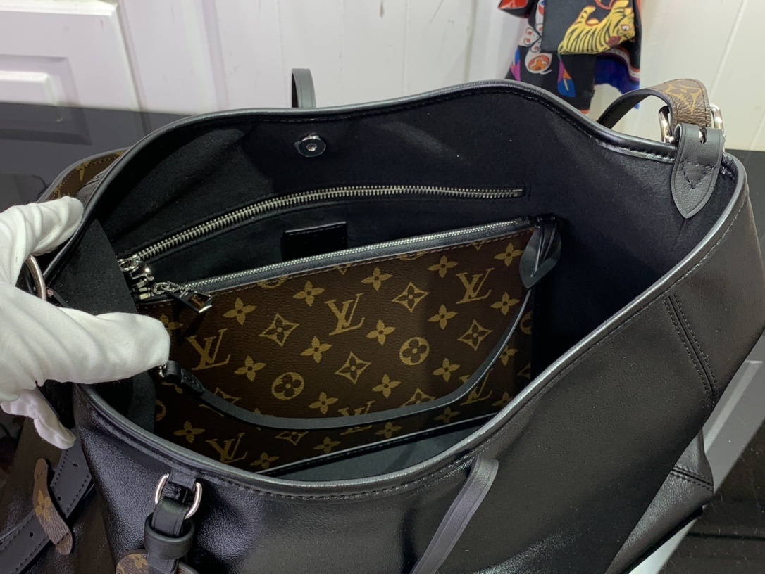 LV Shoulder bag M25143