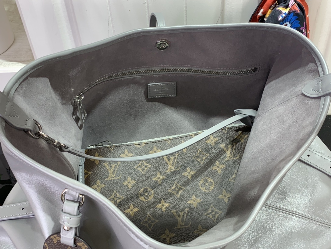 LV Shoulder bag M25143
