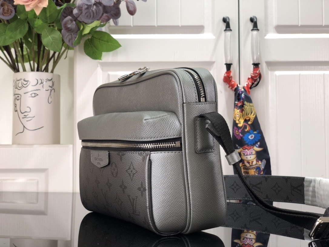 LV Shoulder bag m30830