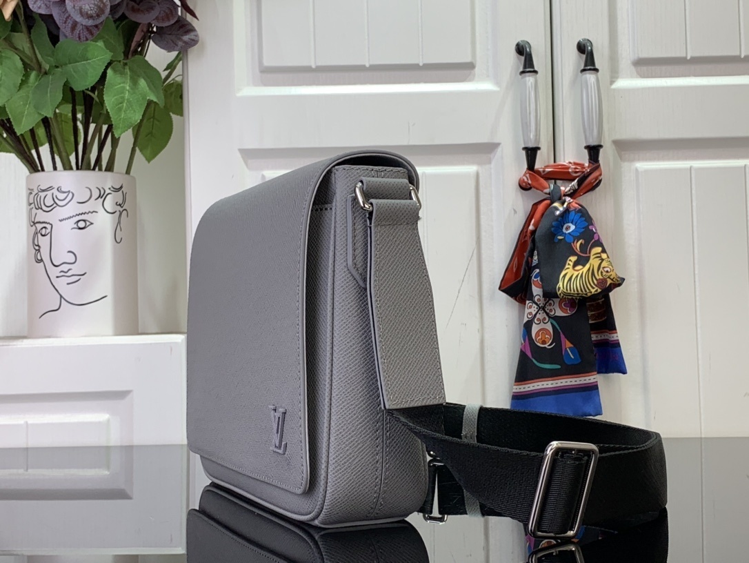 LV Shoulder bag m30850 