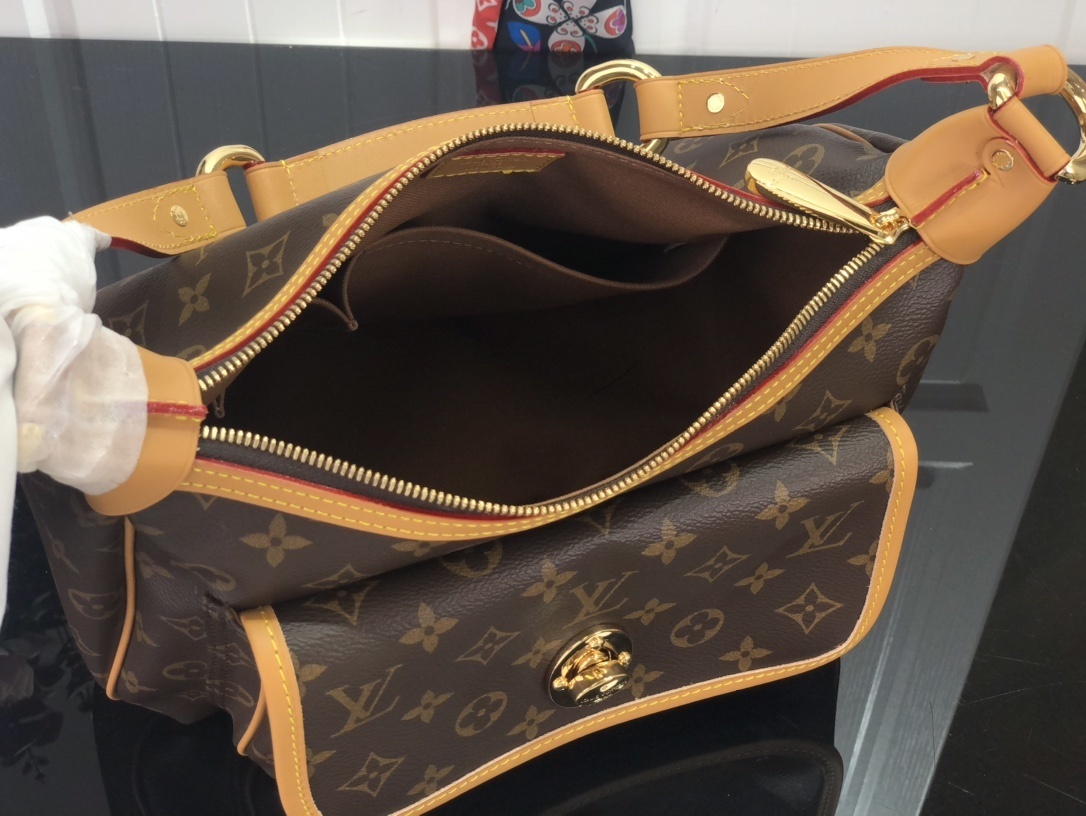 LV Shoulder bag M40077