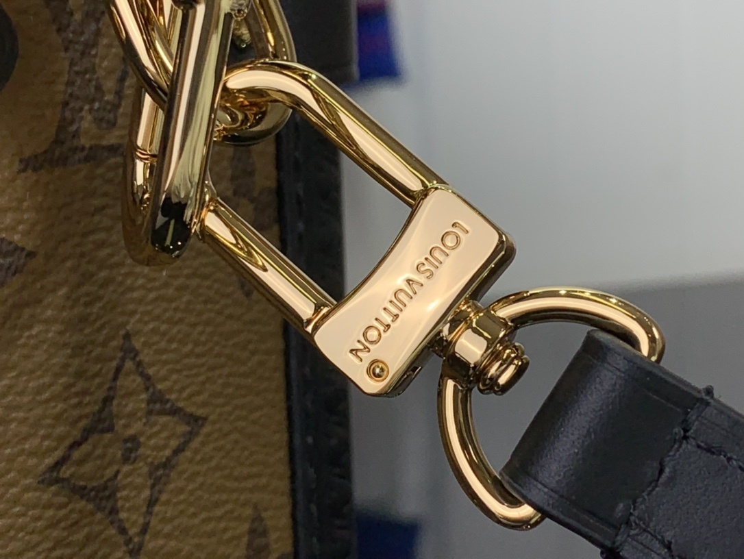 LV Shoulder bag M46358