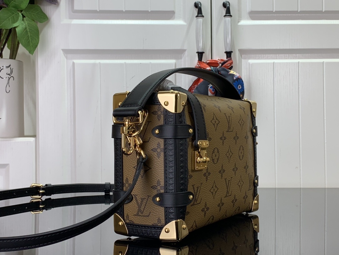 LV Shoulder bag M46358