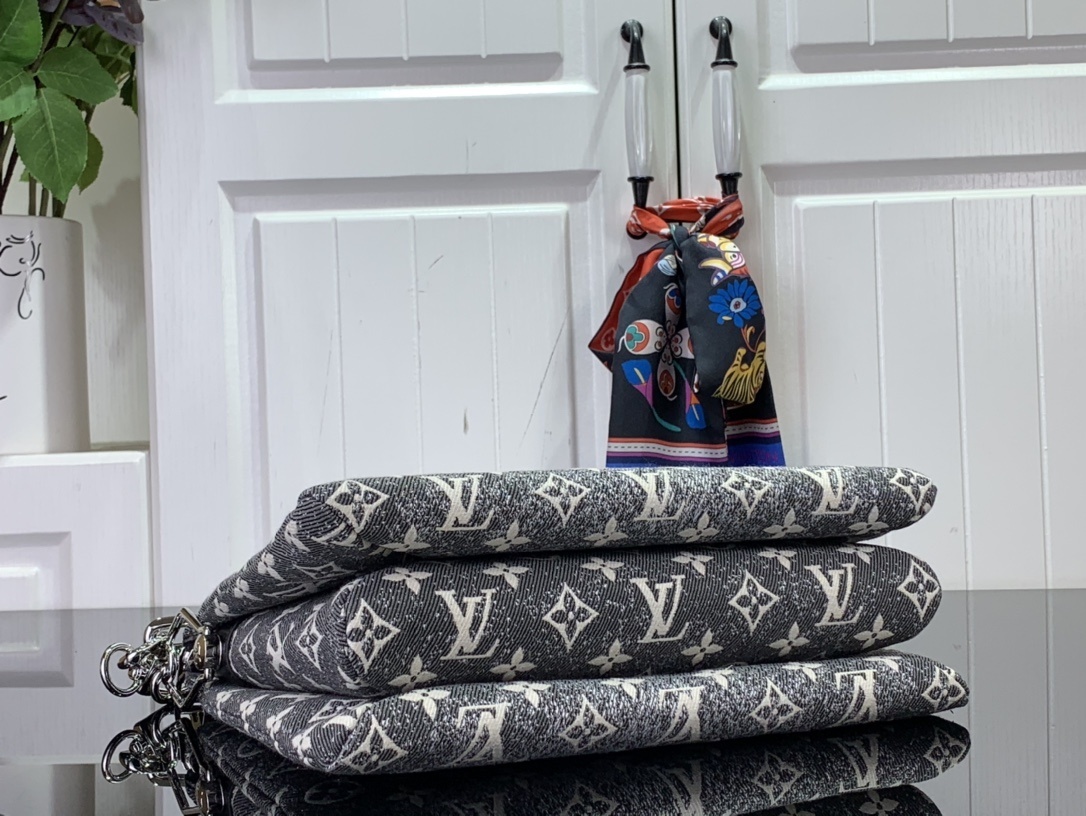 LV Shoulder bag M57790Q 