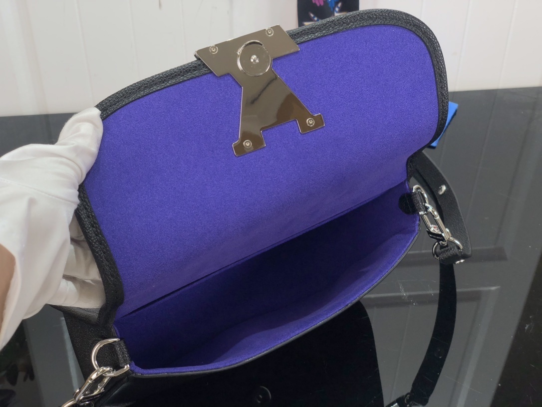 LV Shoulder bag m59386M