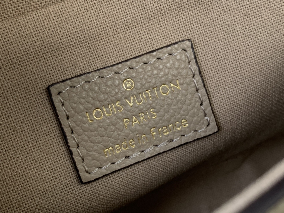 LV Shoulder bag m64064