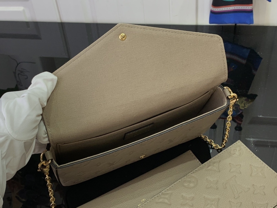 LV Shoulder bag m64064