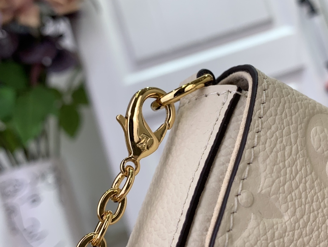 LV Shoulder bag m64064