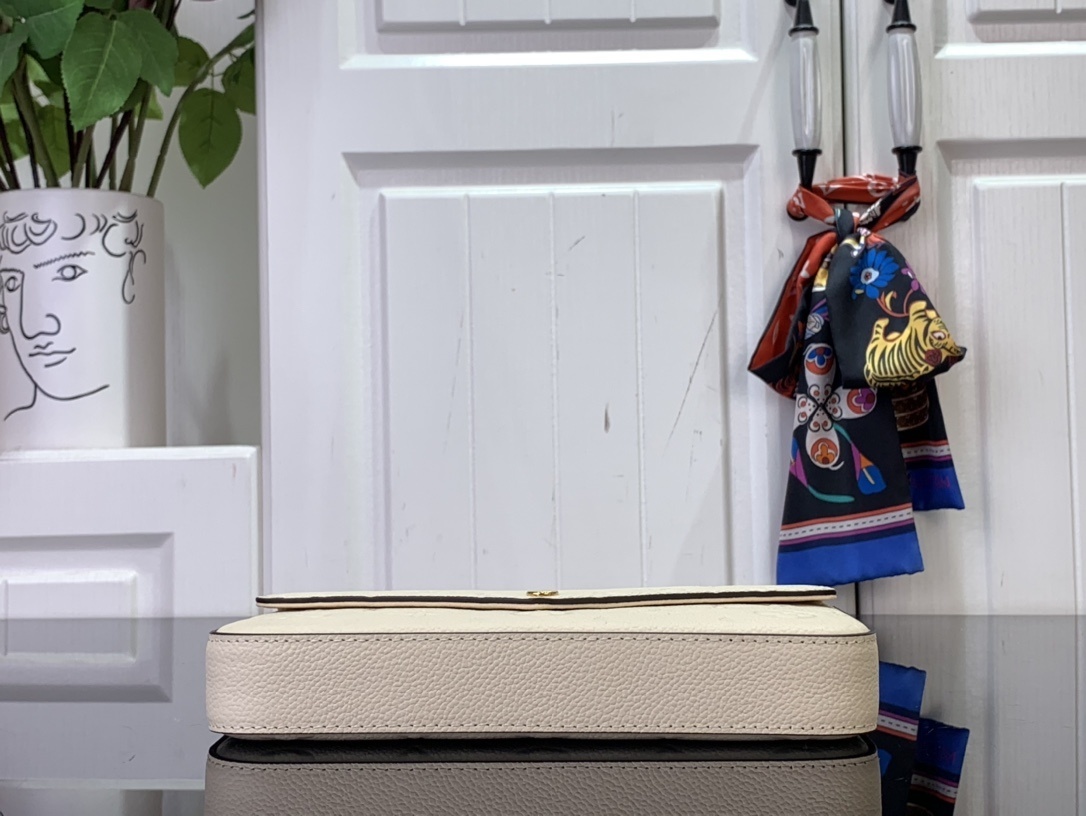 LV Shoulder bag m64064