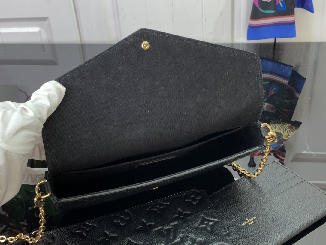 LV Shoulder bag m64064