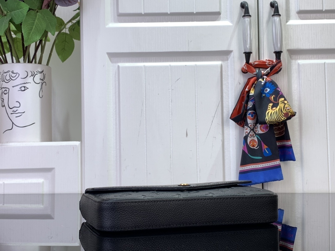 LV Shoulder bag m64064