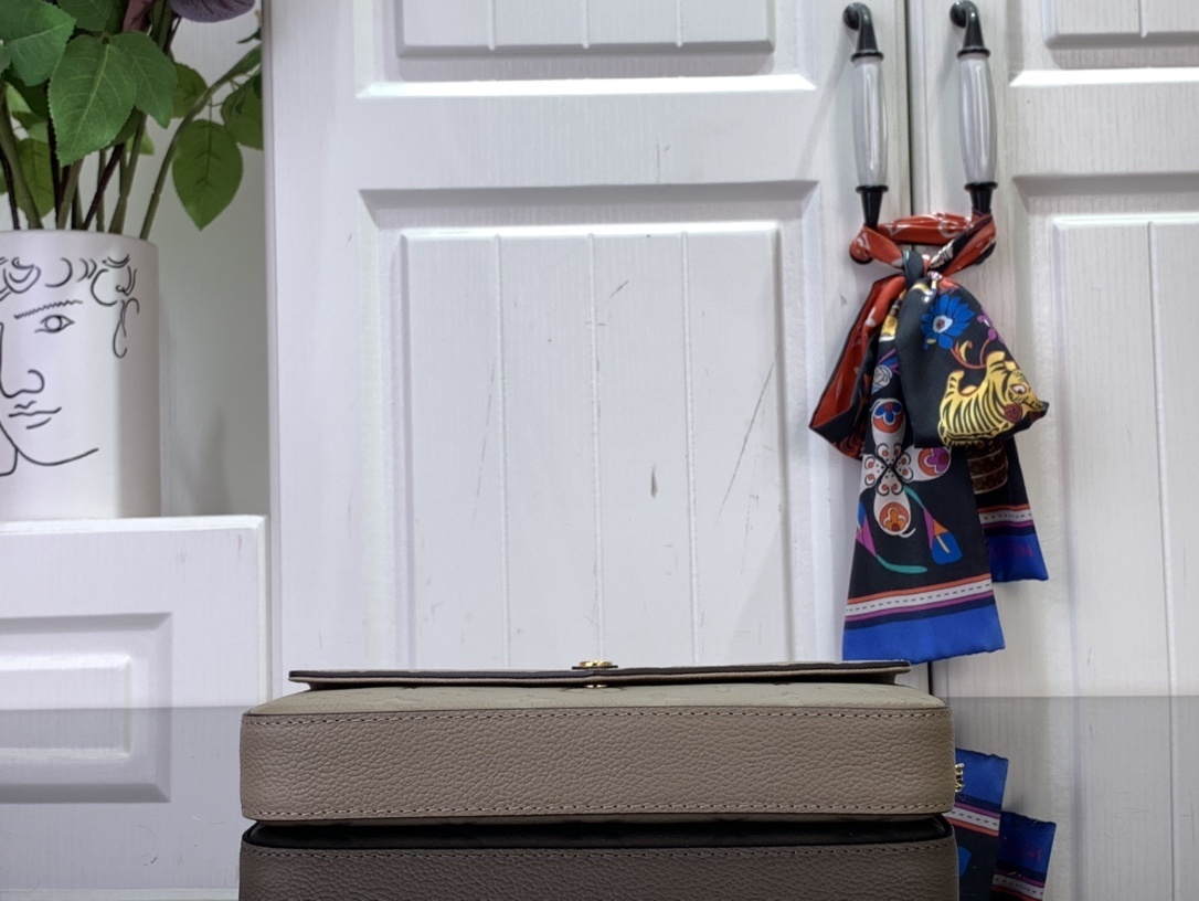 LV Shoulder bag m64064