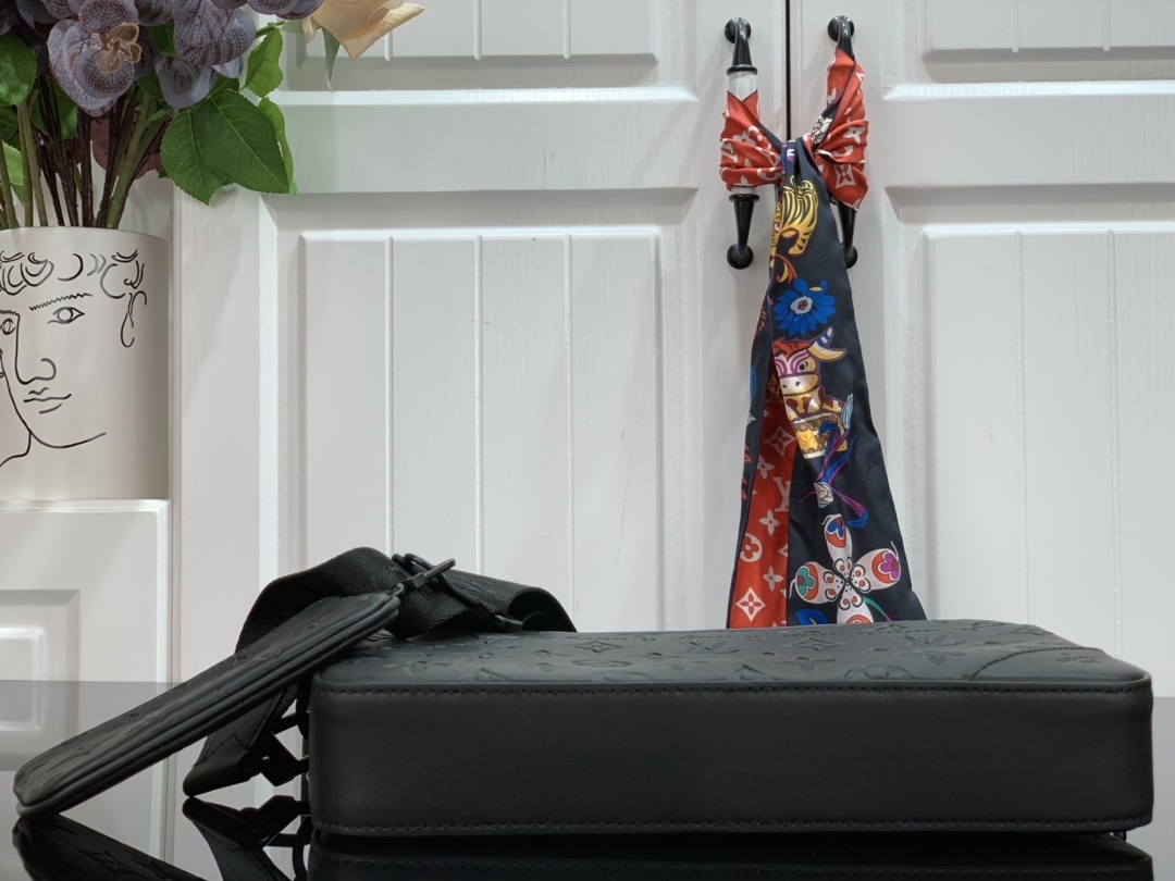 LV Shoulder bag M69827K