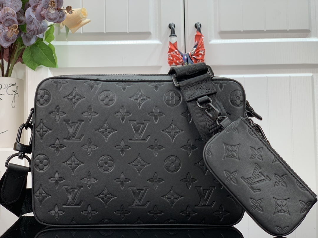 LV Shoulder bag M69827K