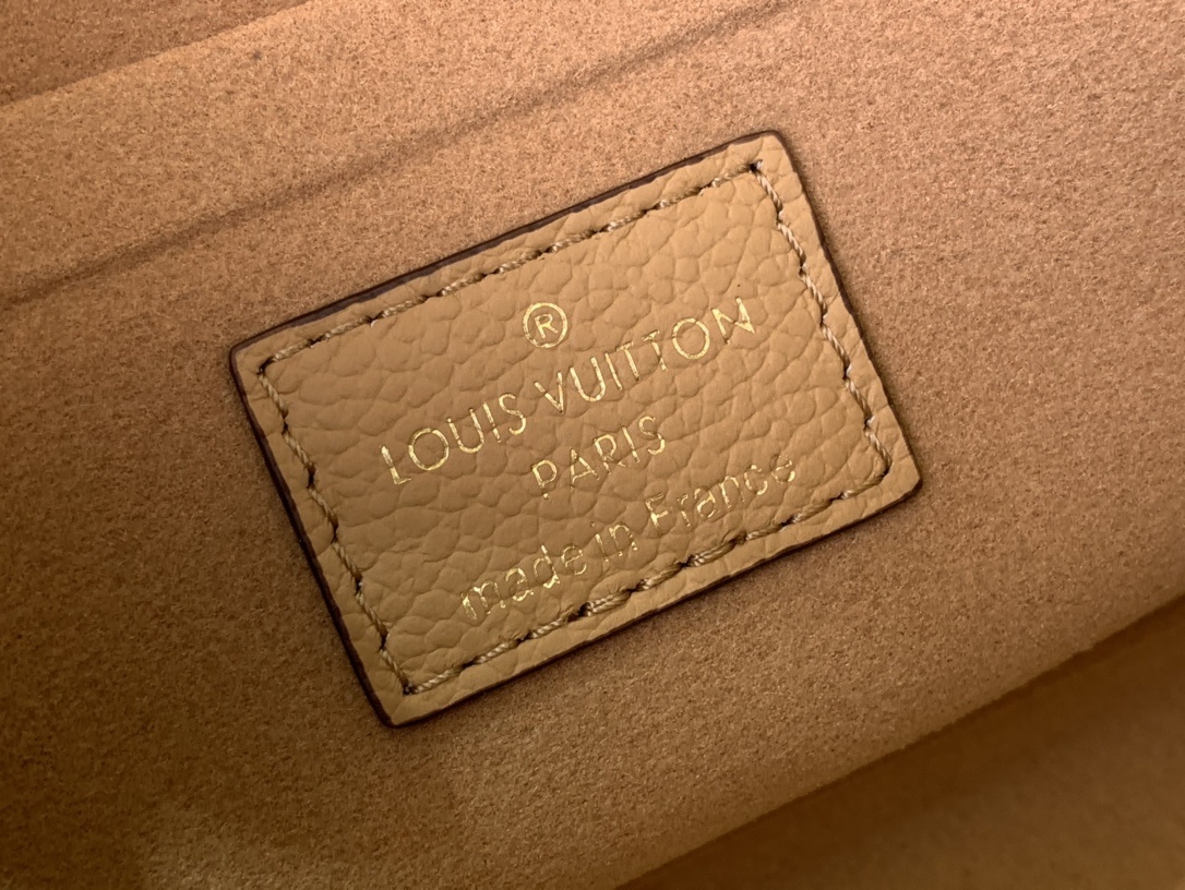 LV Shoulder bag M69977