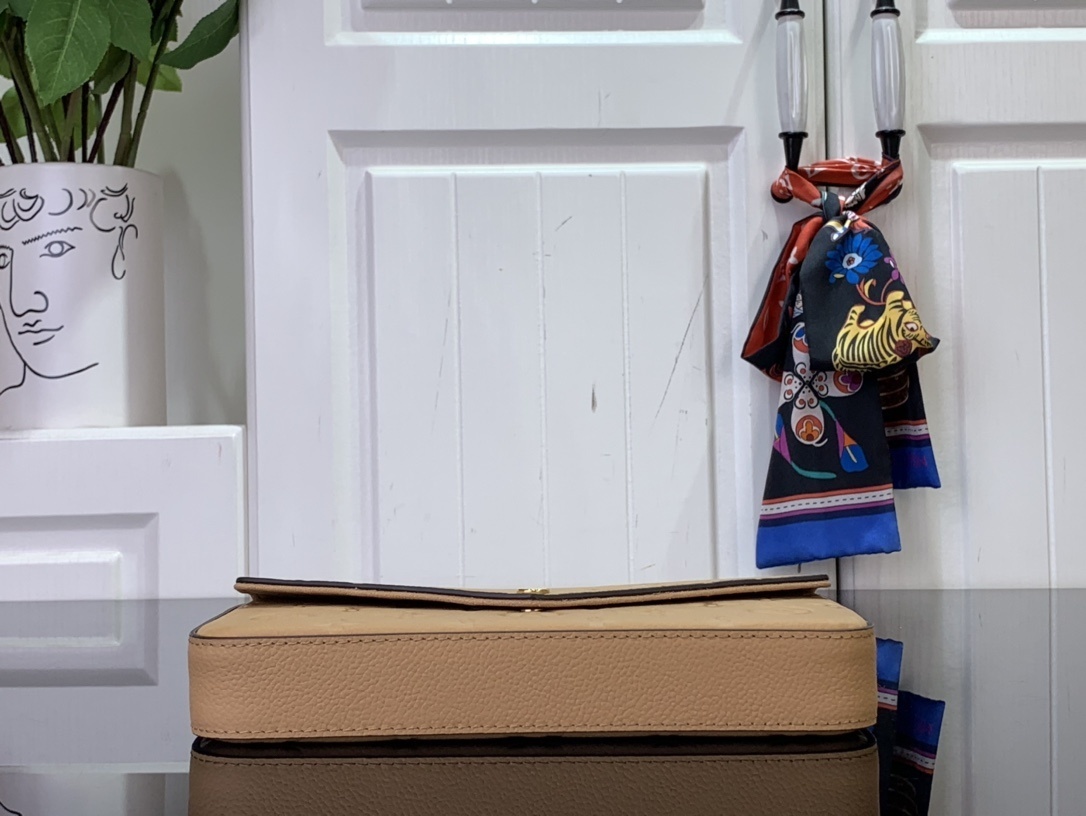 LV Shoulder bag M69977