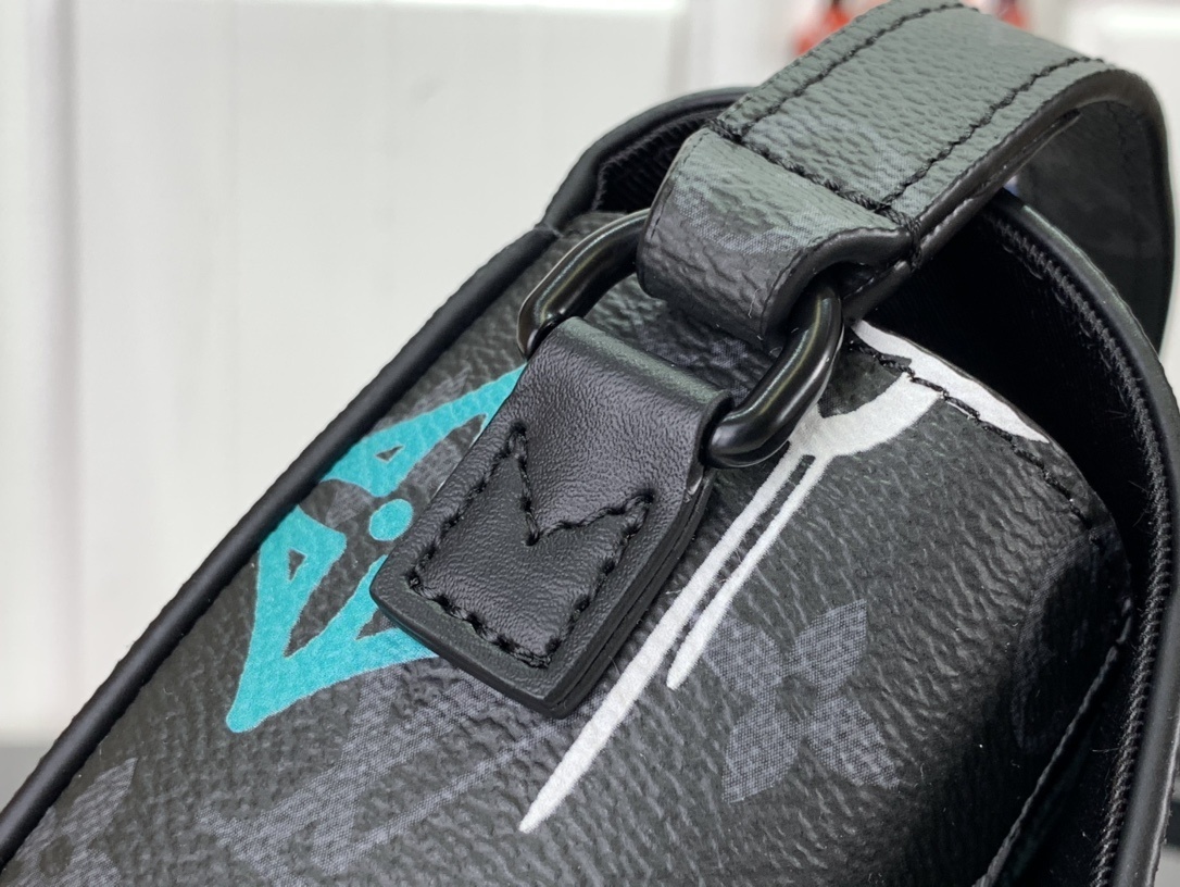 LV Shoulder bag m81852