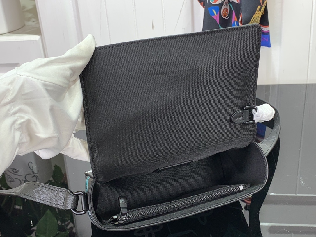 LV Shoulder bag m81852