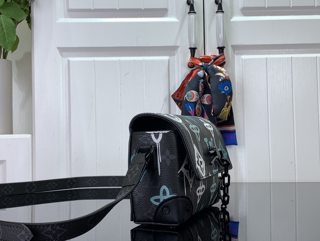 LV Shoulder bag m81852