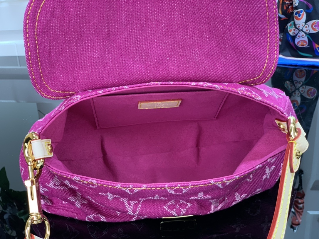 LV Shoulder bag M95050S