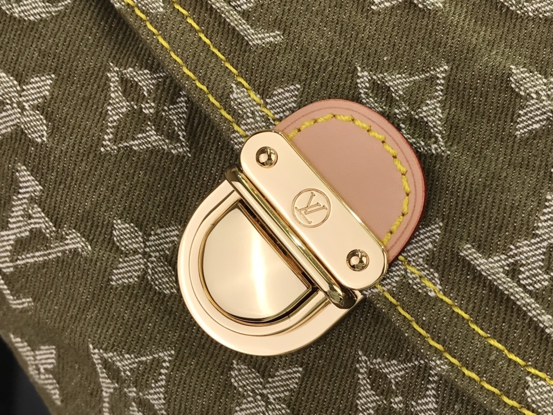 LV Shoulder bag M95050S