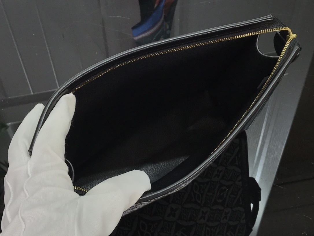 LV SINCE 1854 POCHE TOILETTE 26 M80074