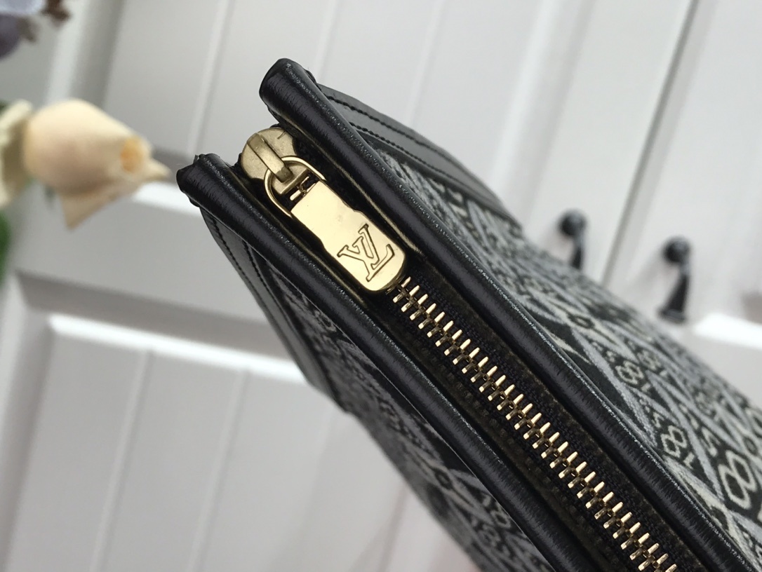 LV SINCE 1854 POCHE TOILETTE 26 M80074