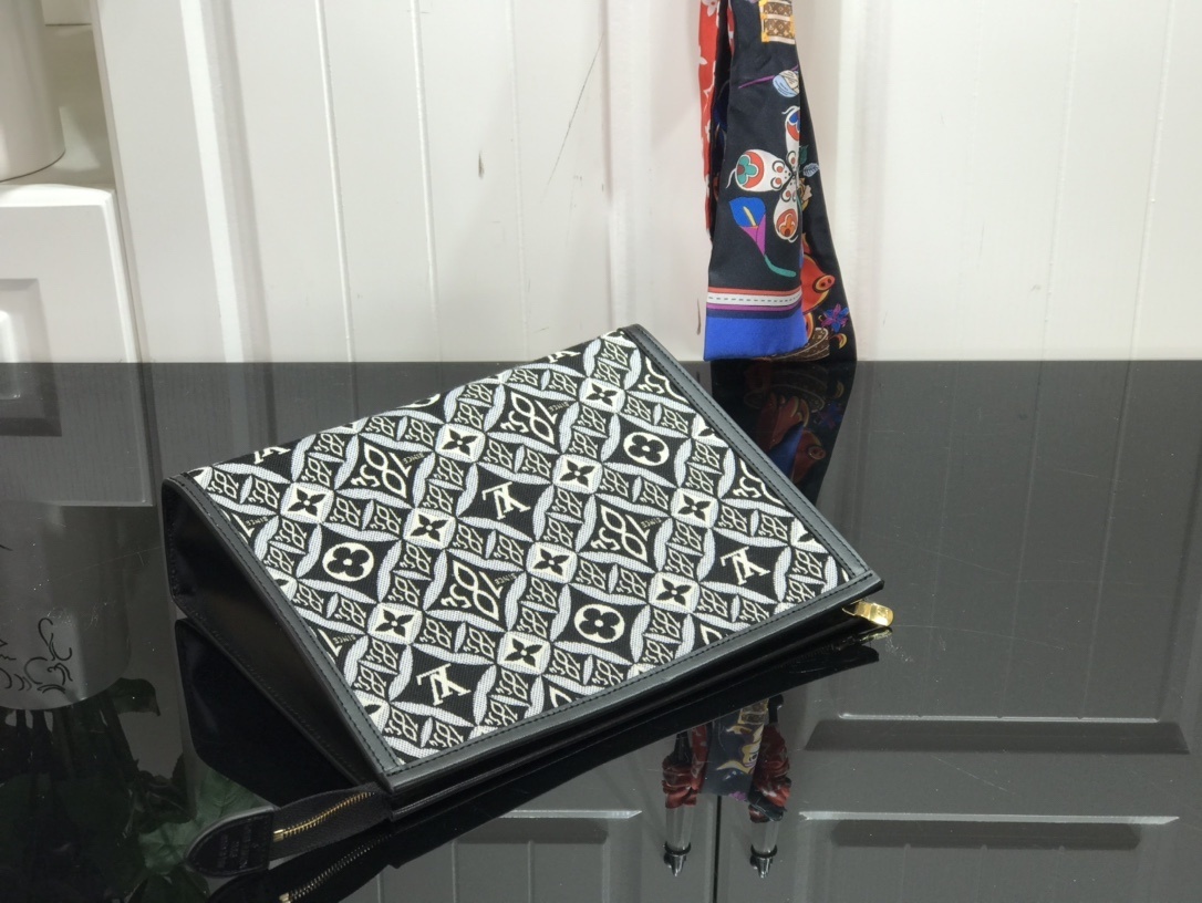 LV SINCE 1854 POCHE TOILETTE 26 M80074