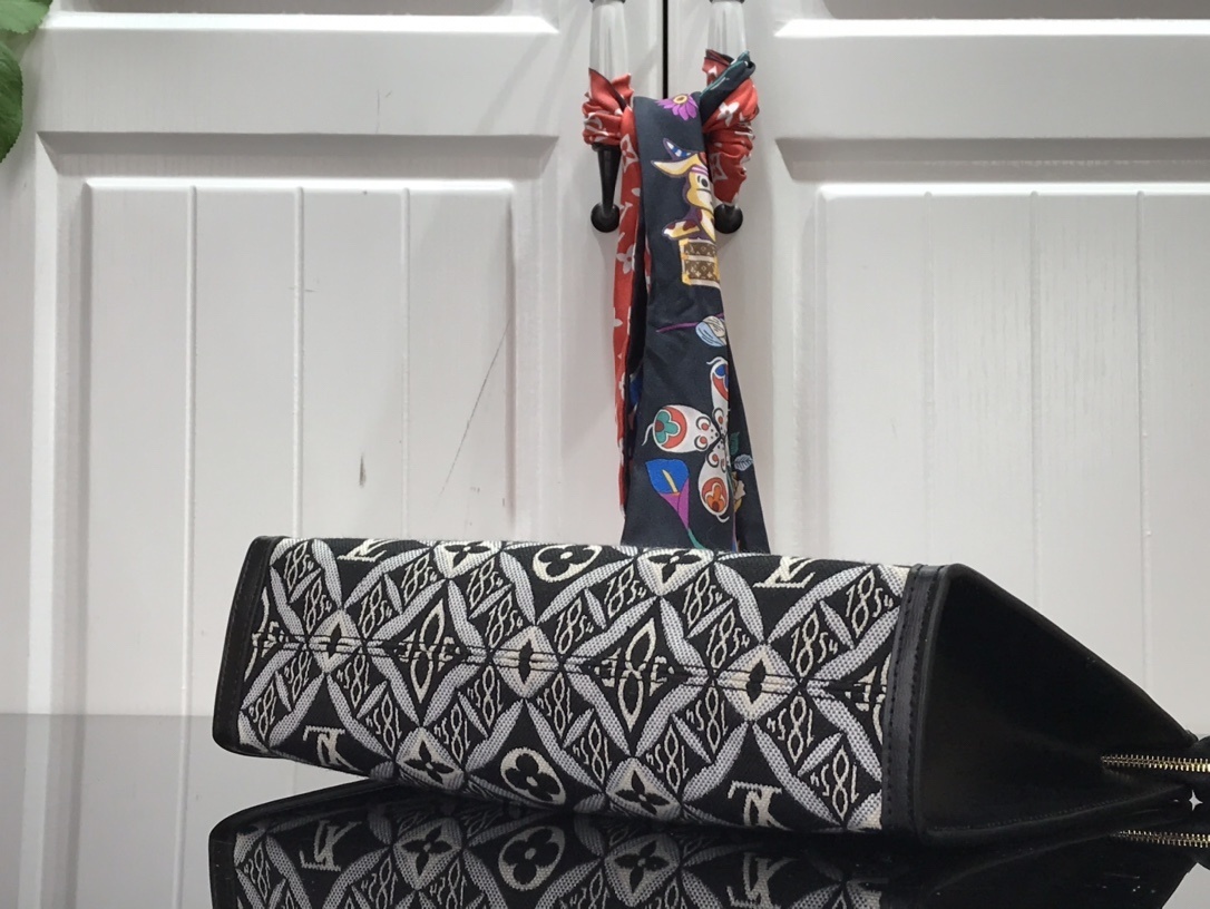 LV SINCE 1854 POCHE TOILETTE 26 M80074