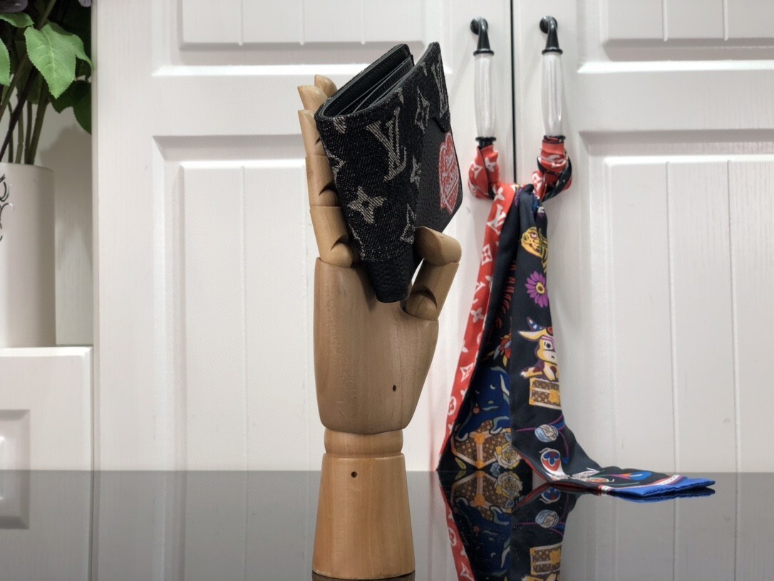 LV SLENDER wallet M81020