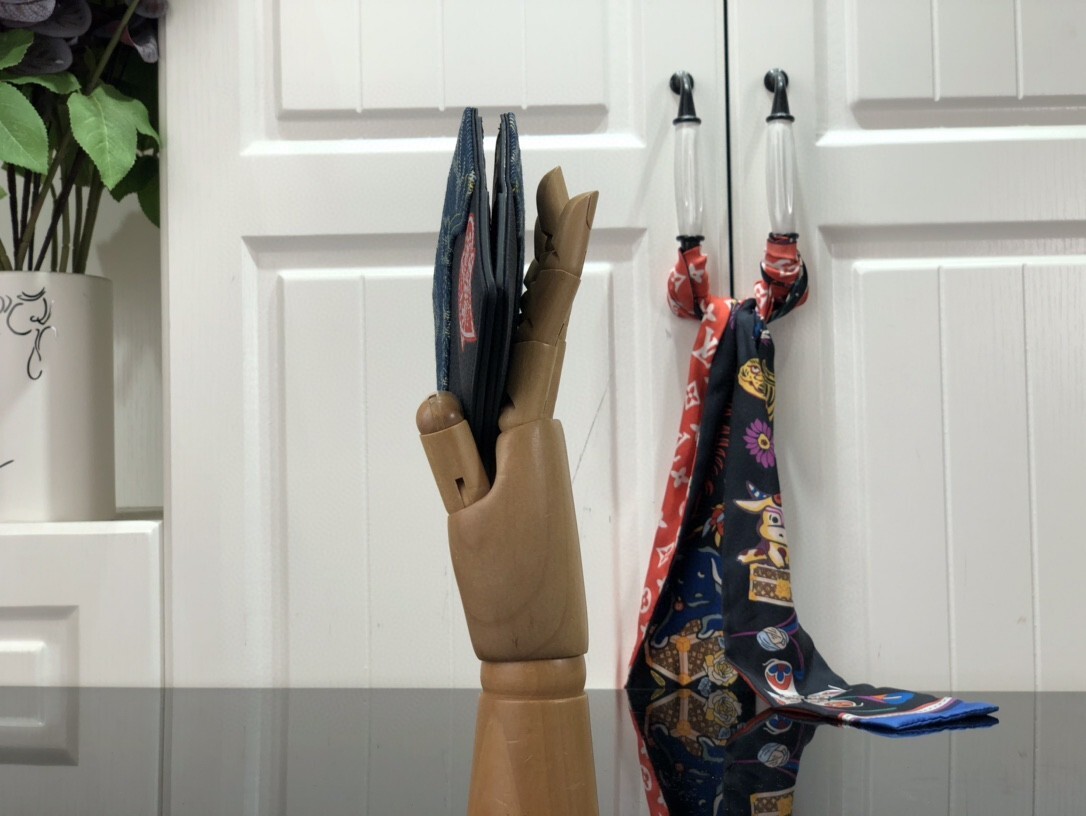 LV SLENDER wallet M81020