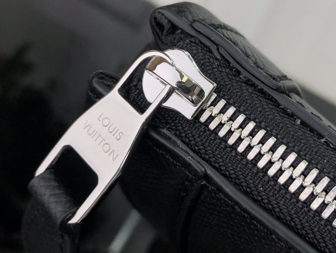 LV SLIM BRIEFCASE M30810