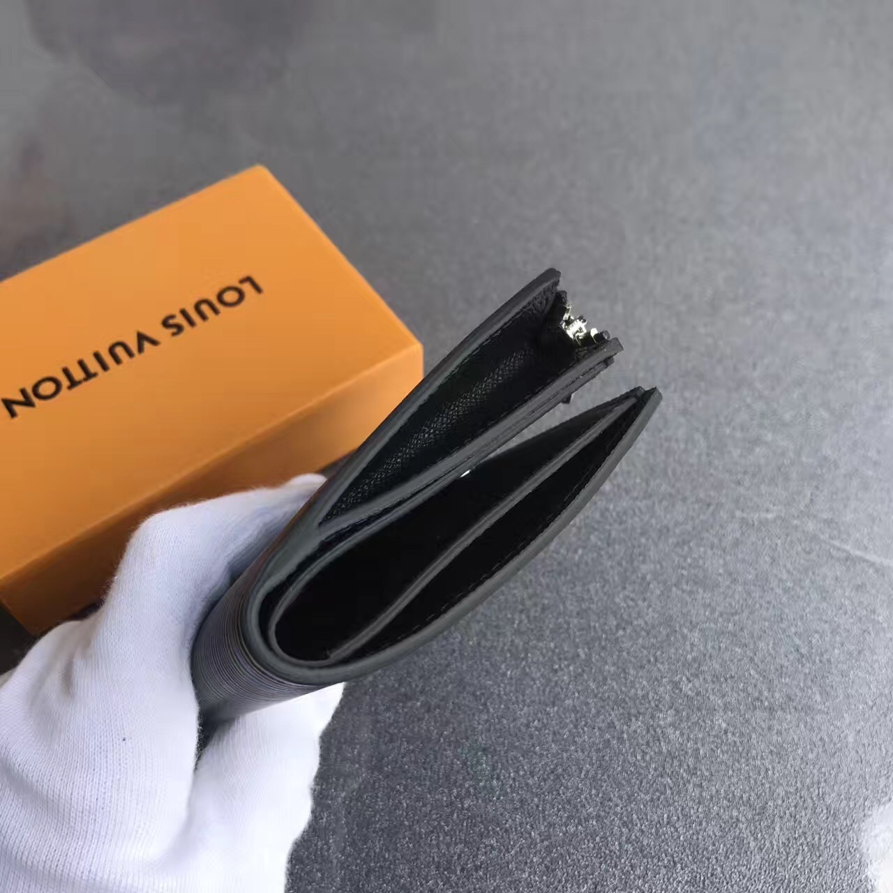LV SMART Epi wallet M64008