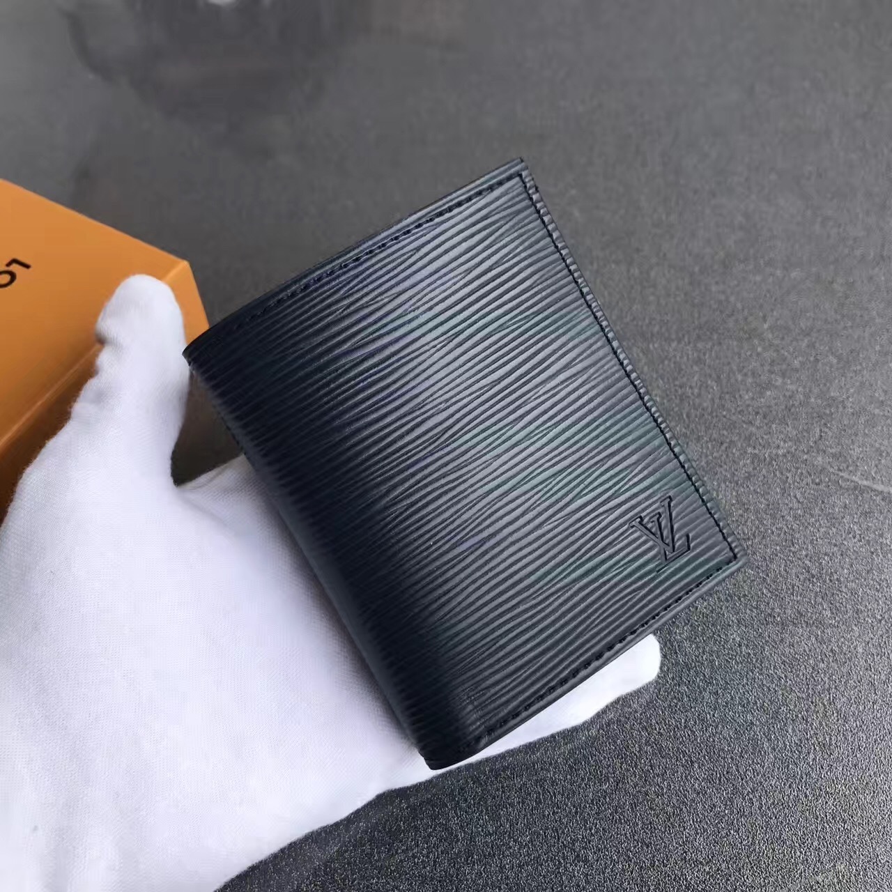 LV SMART Epi wallet M64008