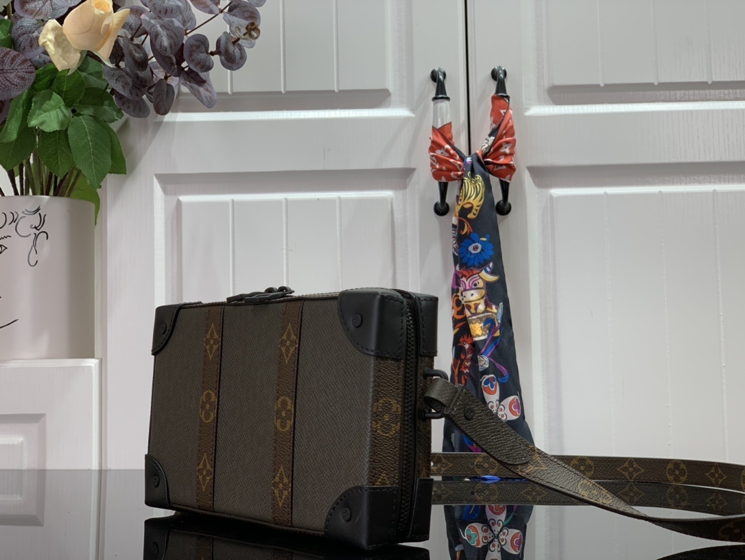 LV SOFT TRUNK wallet M30697 