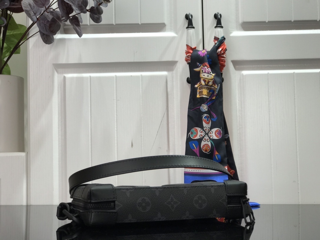 LV SOFT TRUNK wallet M45671