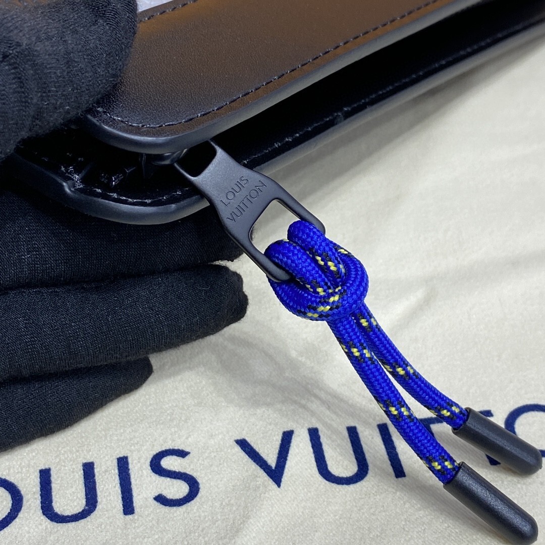 LV STANDING POUCH M81310 