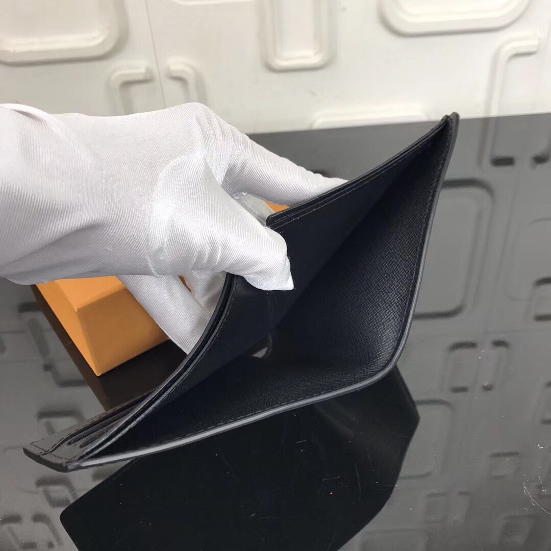 LV Supreme MULTIPLE wallet M60662