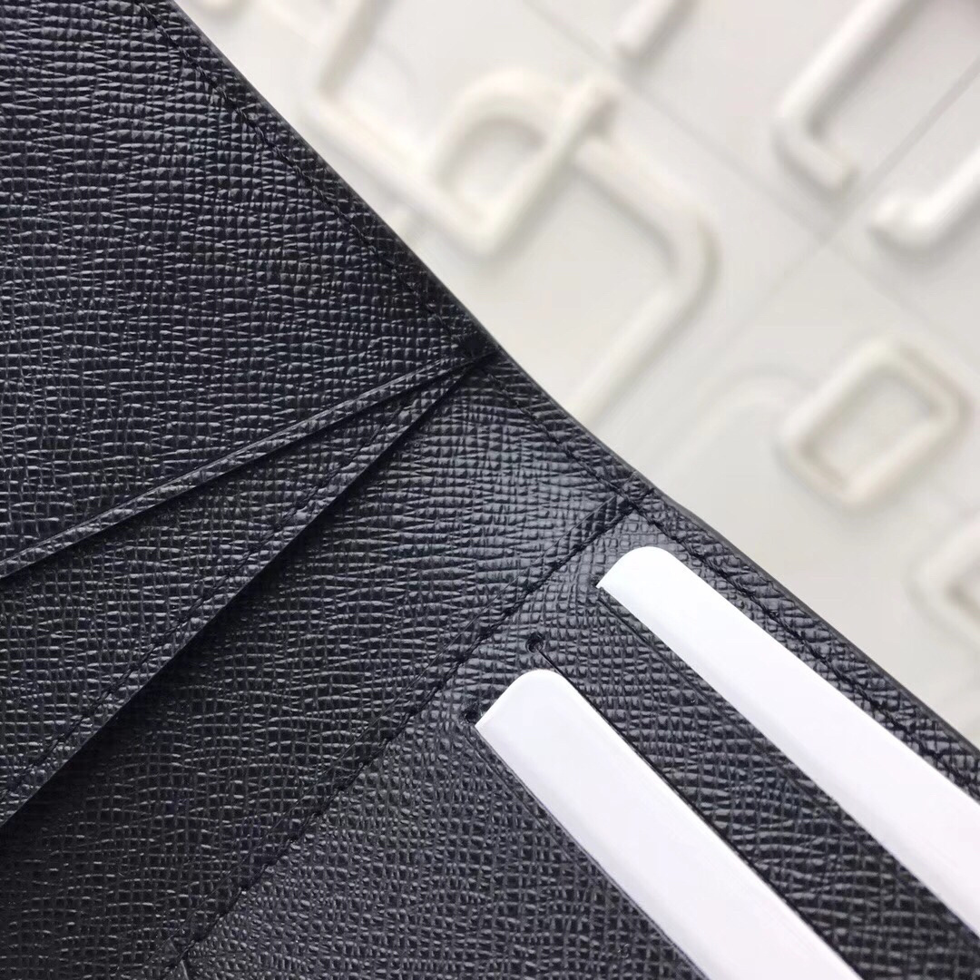 LV Supreme wallet M61696