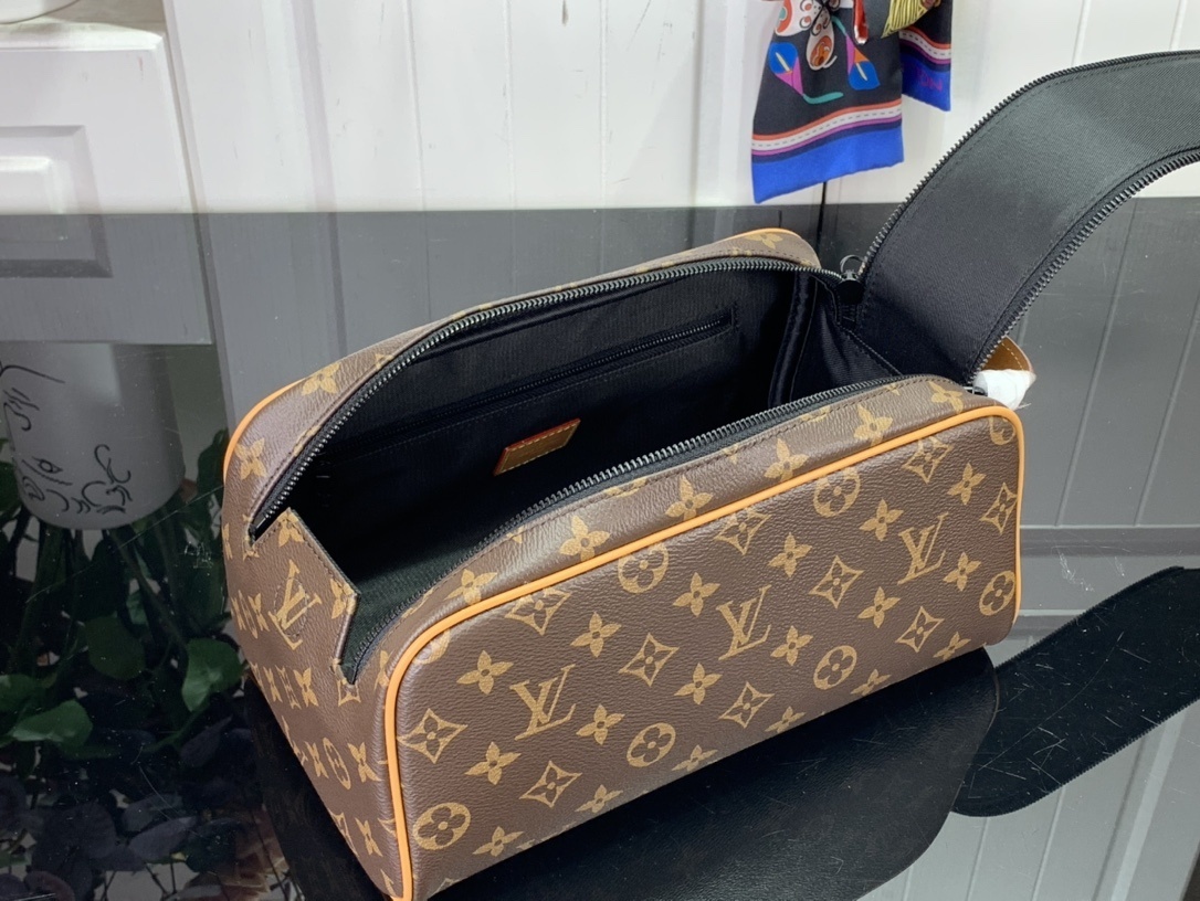 LV Toilet bag m46696 