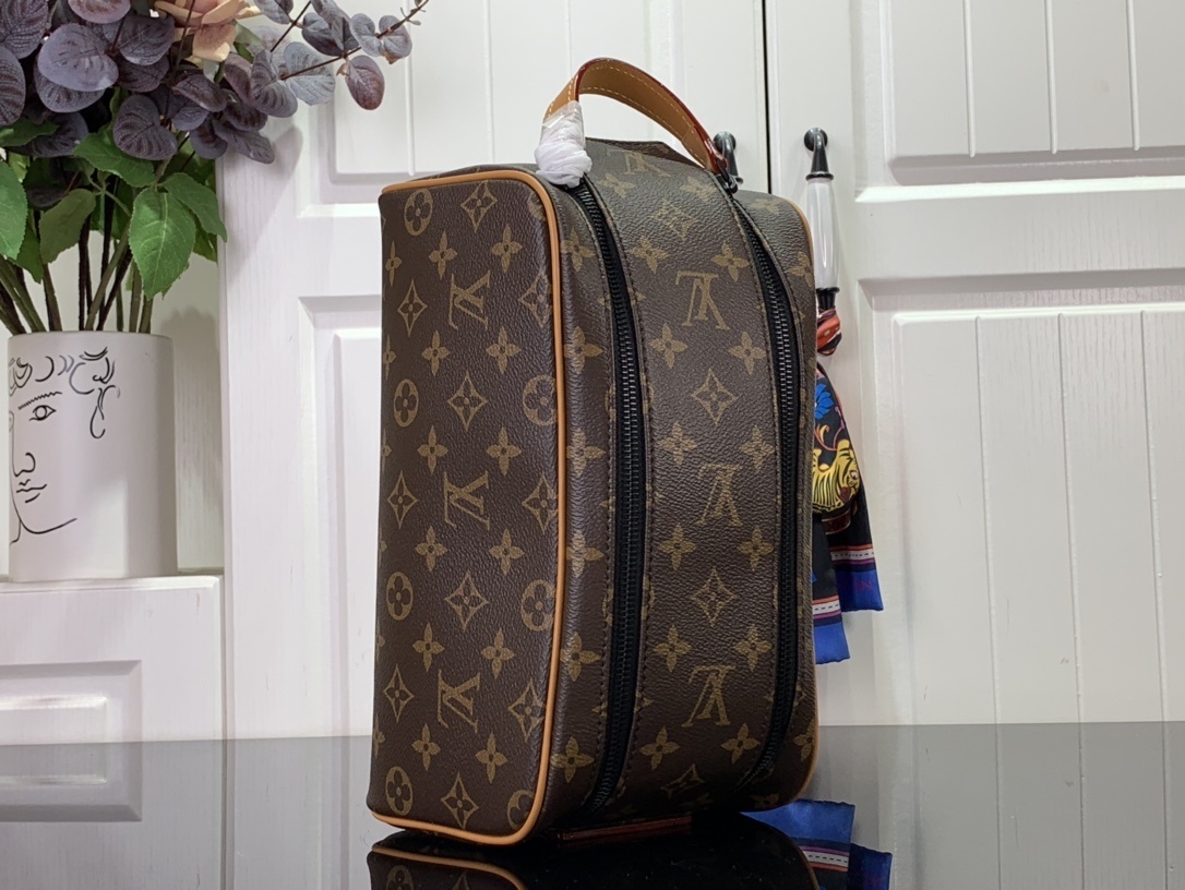 LV Toilet bag m46696 