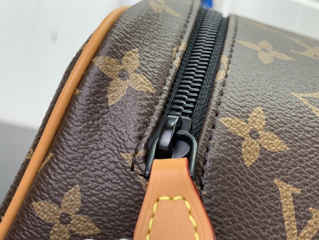 LV Toilet bag m46696 