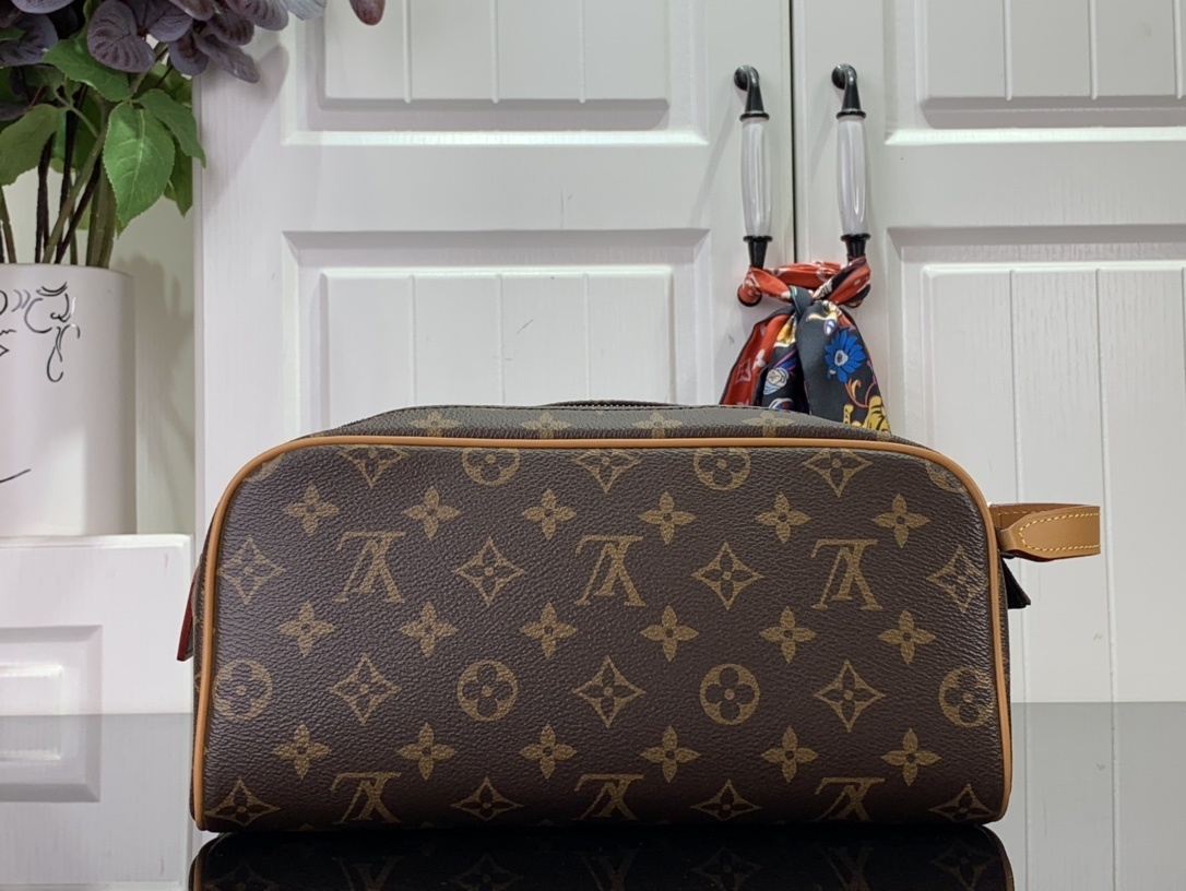 LV Toilet bag m46696 