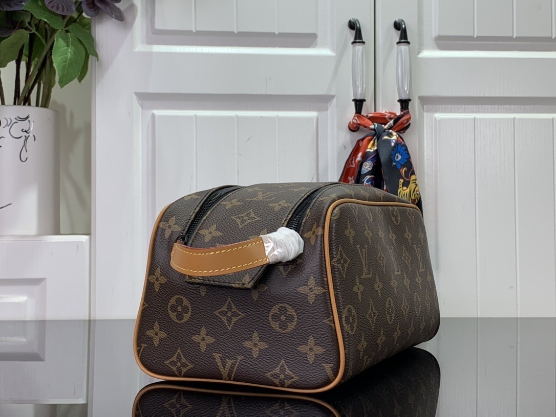 LV Toilet bag m46696 