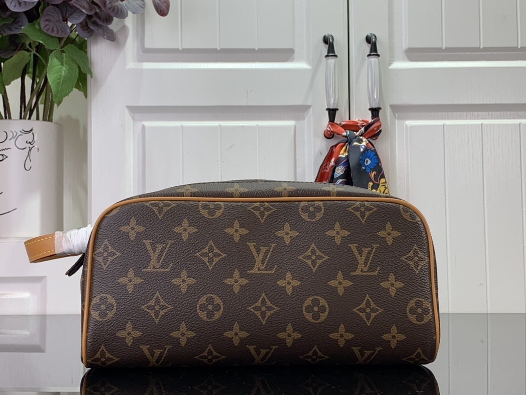 LV Toilet bag m46696 