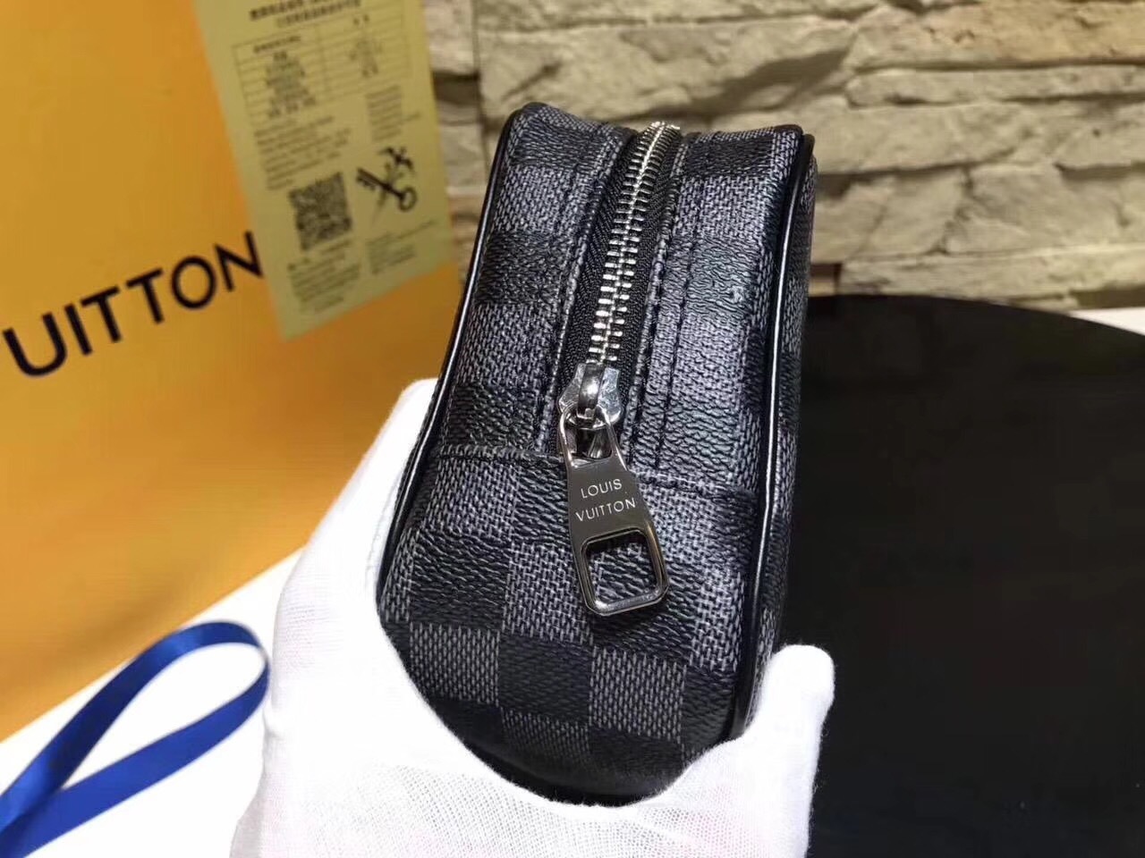 LV TOILET POUCH N47522 