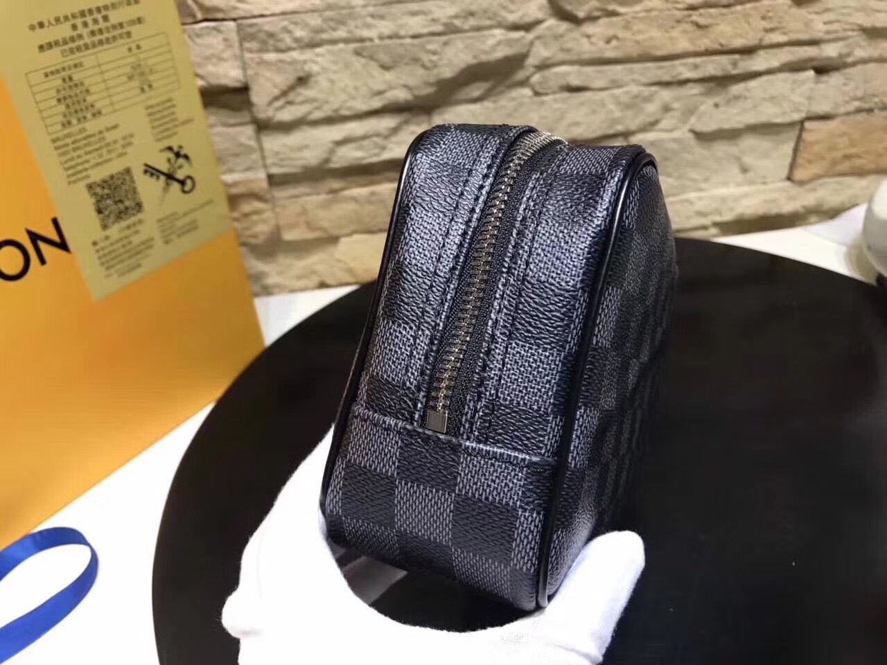 LV TOILET POUCH N47522 
