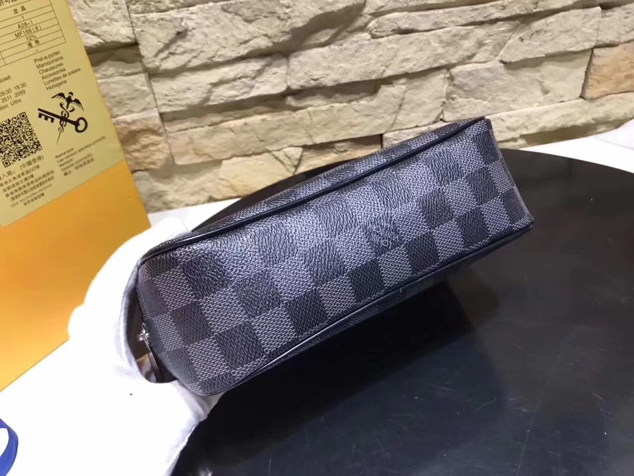 LV TOILET POUCH N47522 