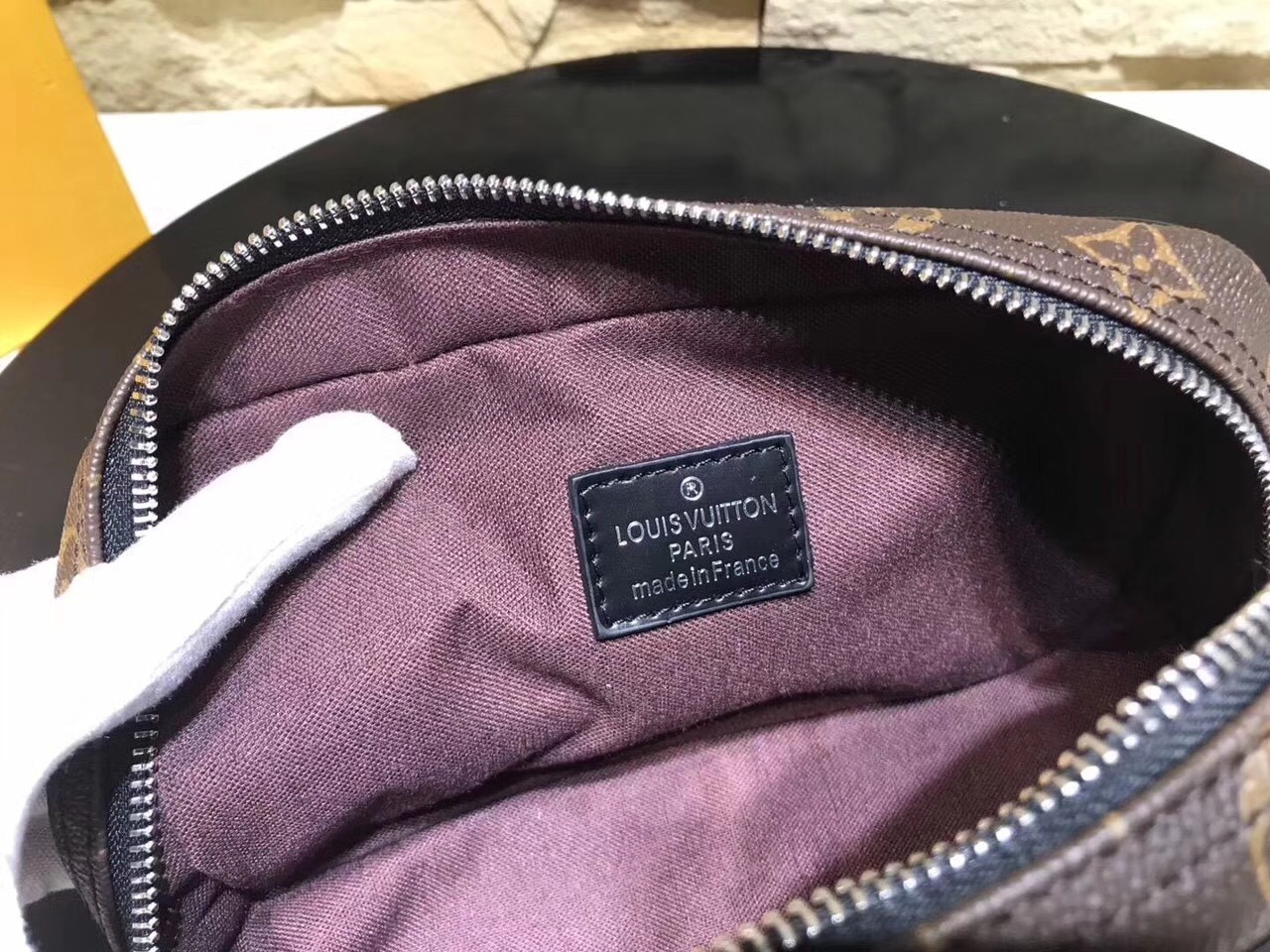 LV TOILET POUCH N47522 