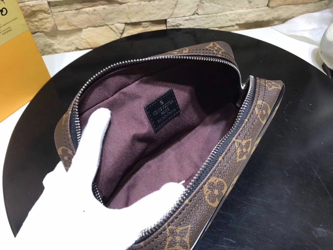 LV TOILET POUCH N47522 